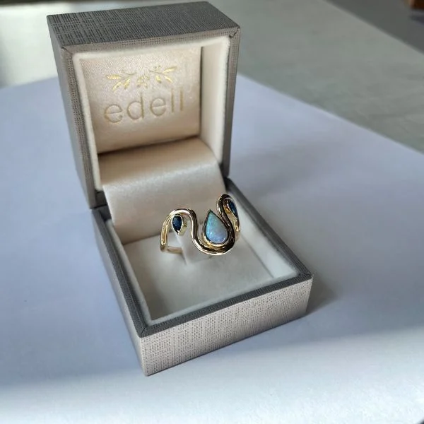 Opaal met saffieren freeform ring