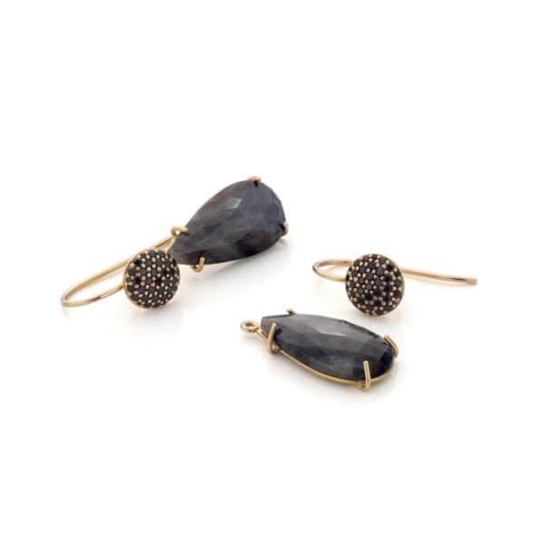 Zwarte saffieren in combinatie met pavé gezette zwarte diamanten in 18krt geelgouden oorbellen.